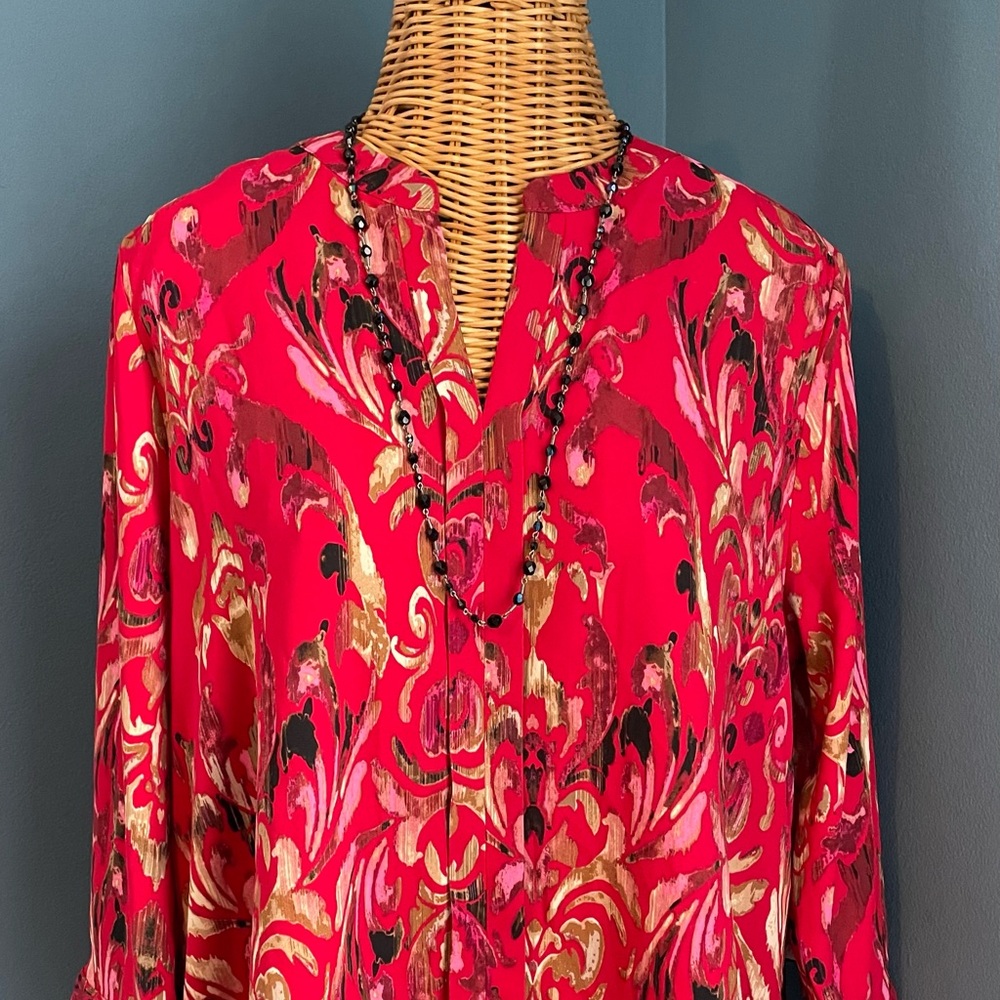 NWT Dana Buchman V-neck pullover blouse - Size Large Abstract Print